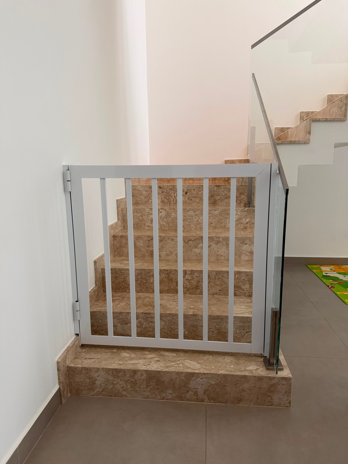 Guarda-corpo de alumínio branco com gradil vertical em escada com guarda-corpo de vidro — projeto próprio em Valinhos
